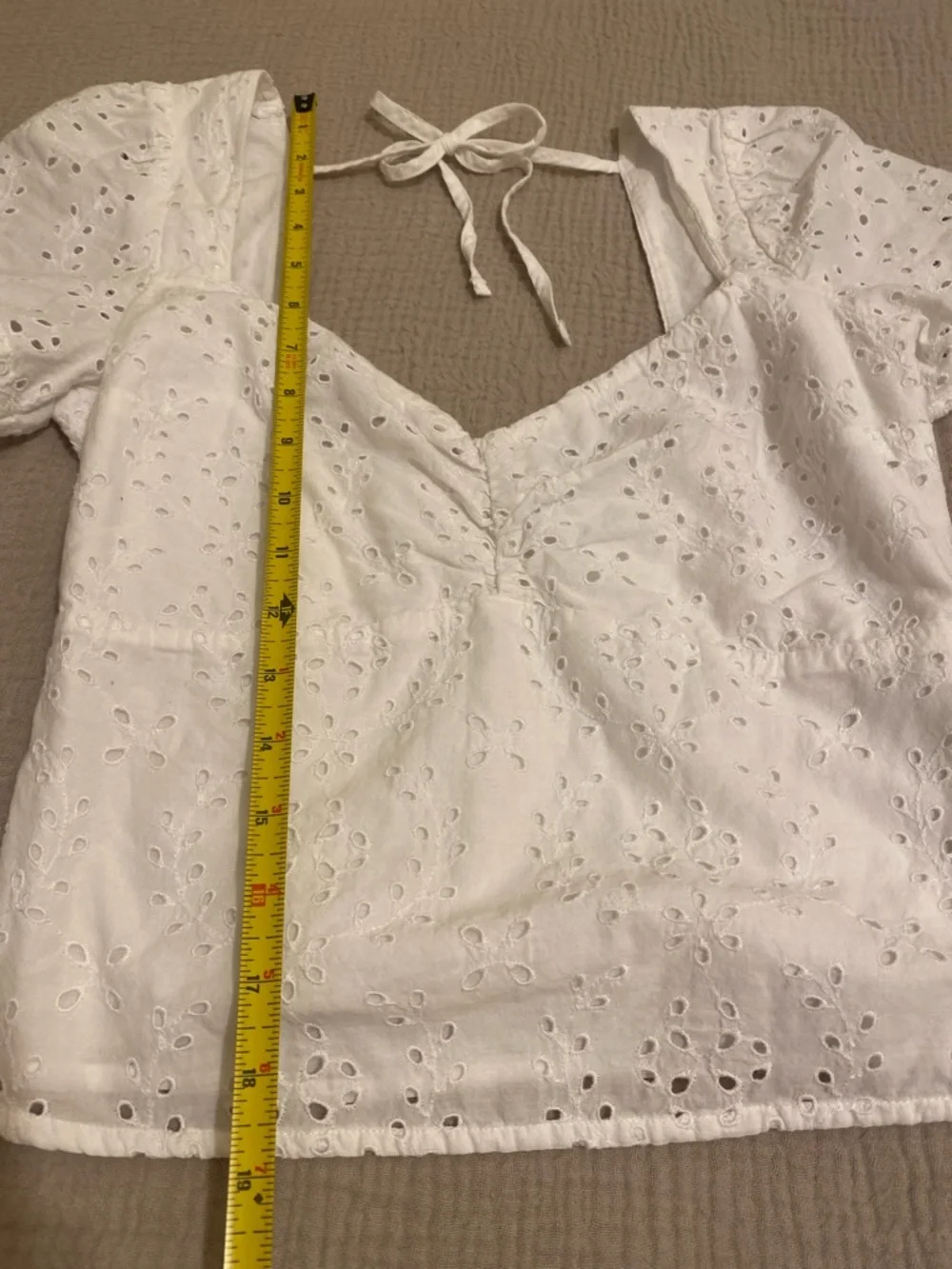 Abercrombie & Fitch White Eyelet Puff Sleeve Square-Neck Top. Size S